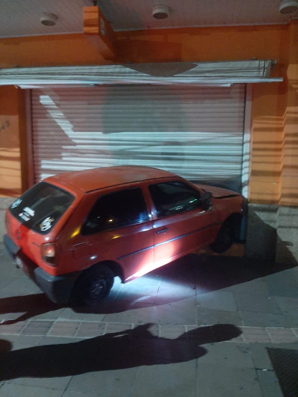 No início da madrugada deste sábado, um carro colidiu contra uma loja, localizada no centro de Passo Fundo, o condutor acabou fugindo