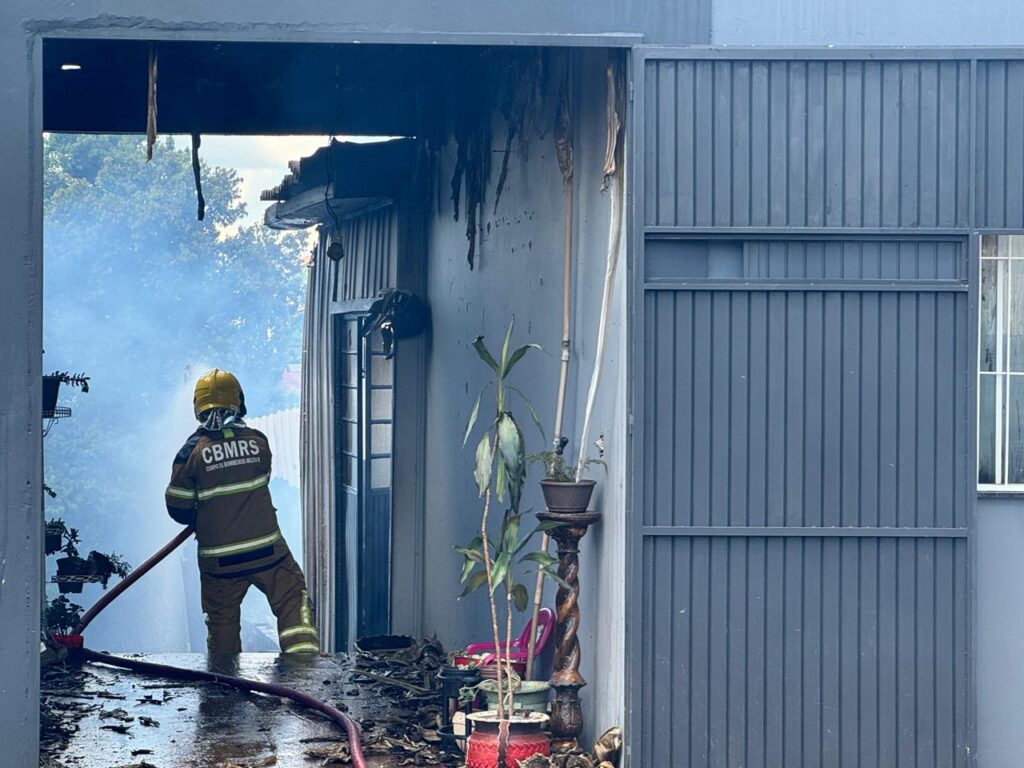 Na tarde deste domingo, um incêndio de grandes proporções atingiu a cidade de Três Passos, nas proximidades do complexo escolar