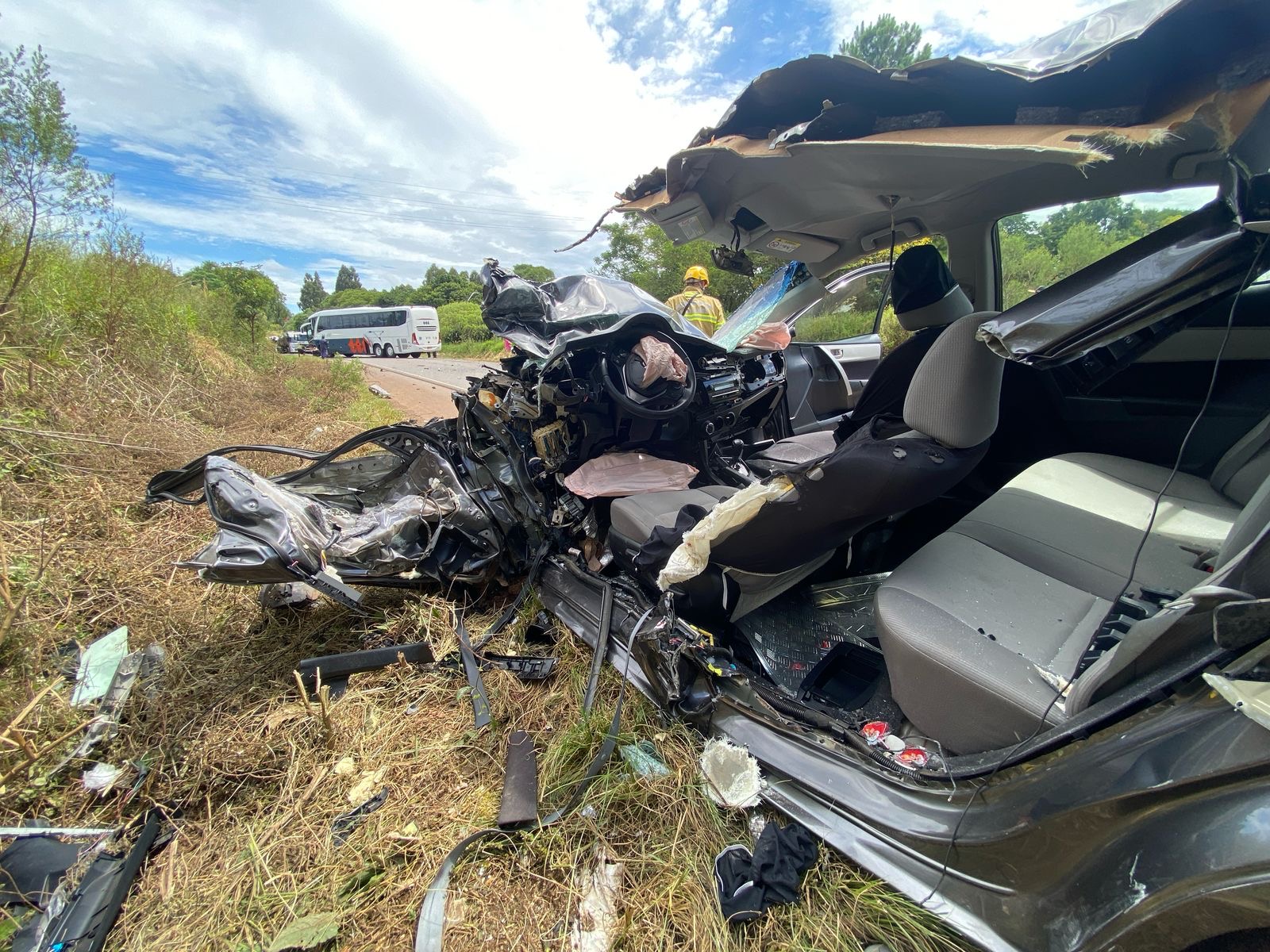 Na tarde desta quinta-feira (13), uma grave colisão frontal envolvendo um carro e um ônibus deixou a condutora do veículo de passeio ferida