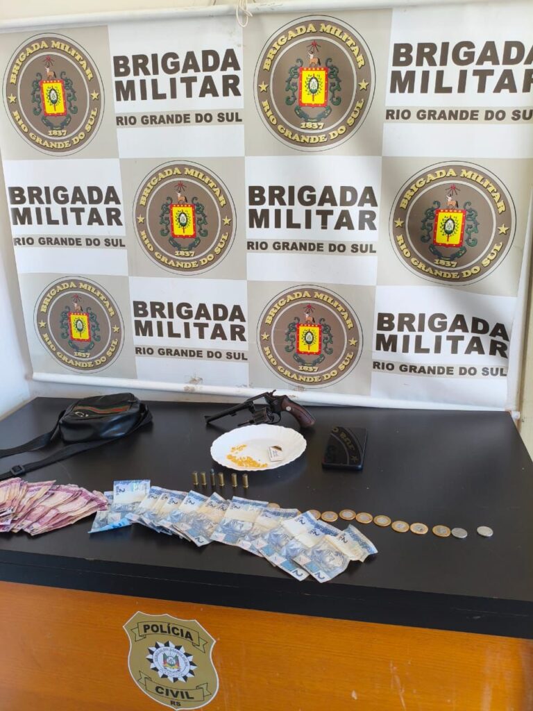 Na manhã desta segunda-feira (10), a Brigada Militar apreendeu um adolescente por tráfico de drogas e posse ilegal de arma de fogo no Zacchia