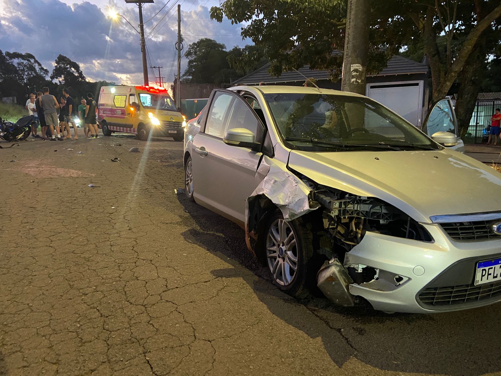 Na noite deste domingo (02), um acidente de trânsito deixou duas pessoas feridas, no bairro Jardim América, em Passo Fundo