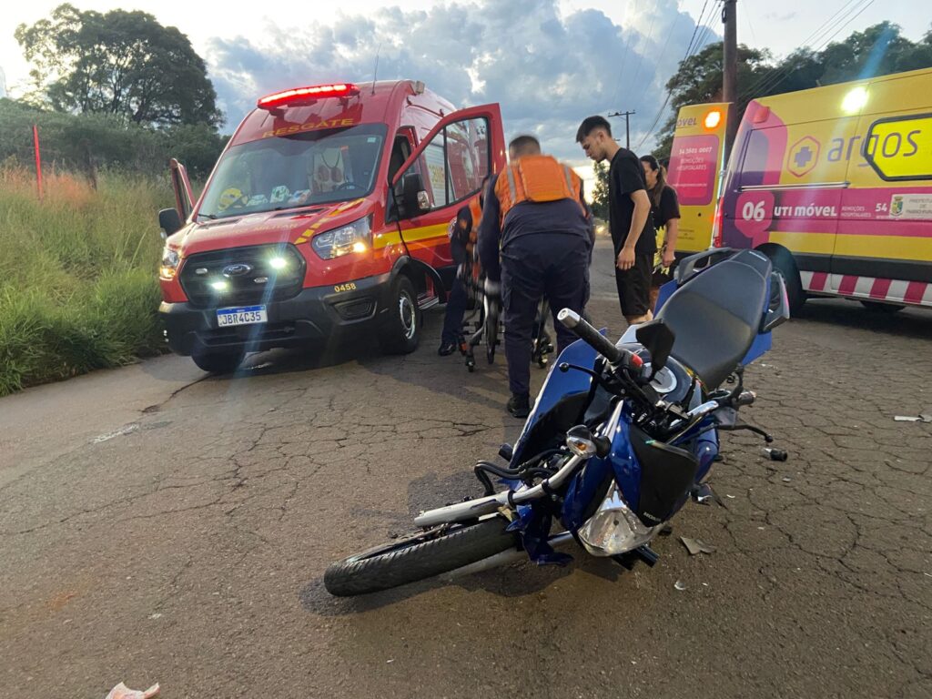 Na noite deste domingo (02), um acidente de trânsito deixou duas pessoas feridas, no bairro Jardim América, em Passo Fundo