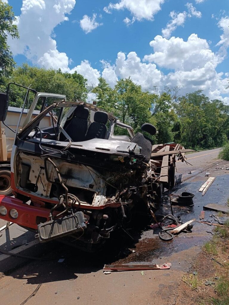 Um acidente envolvendo três caminhões resultou na morte de um caminhoneiro de Passo Fundo, no município de Boa Vista do Buricá