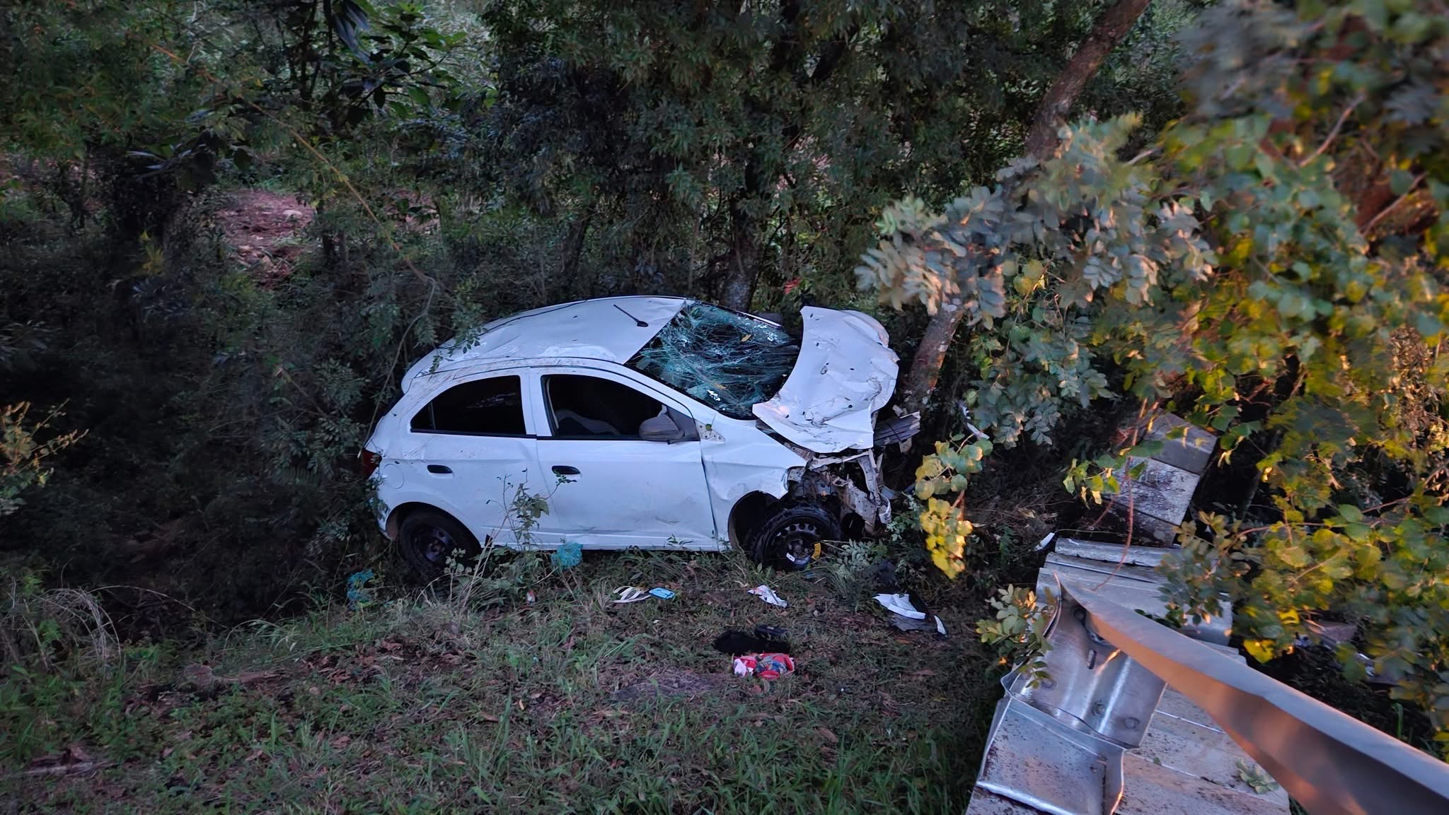 Saída de pista deixa três feridos, na BR-285, em Soledade. CCR Via Sul e Corpo de Bombeiros de Soledade socorreram as vítimas 