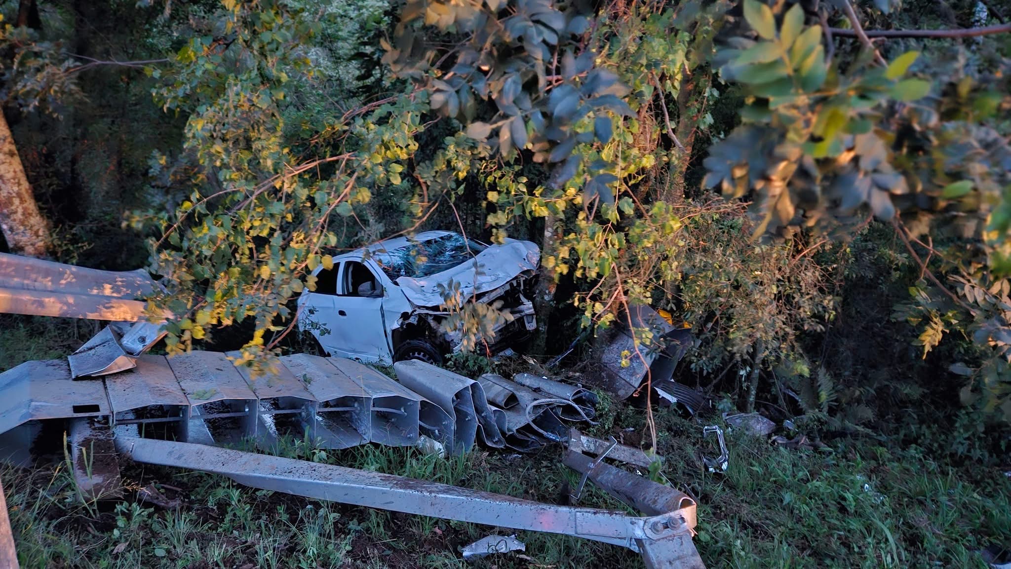 Saída de pista deixa três feridos, na BR-285, em Soledade. CCR Via Sul e Corpo de Bombeiros de Soledade socorreram as vítimas