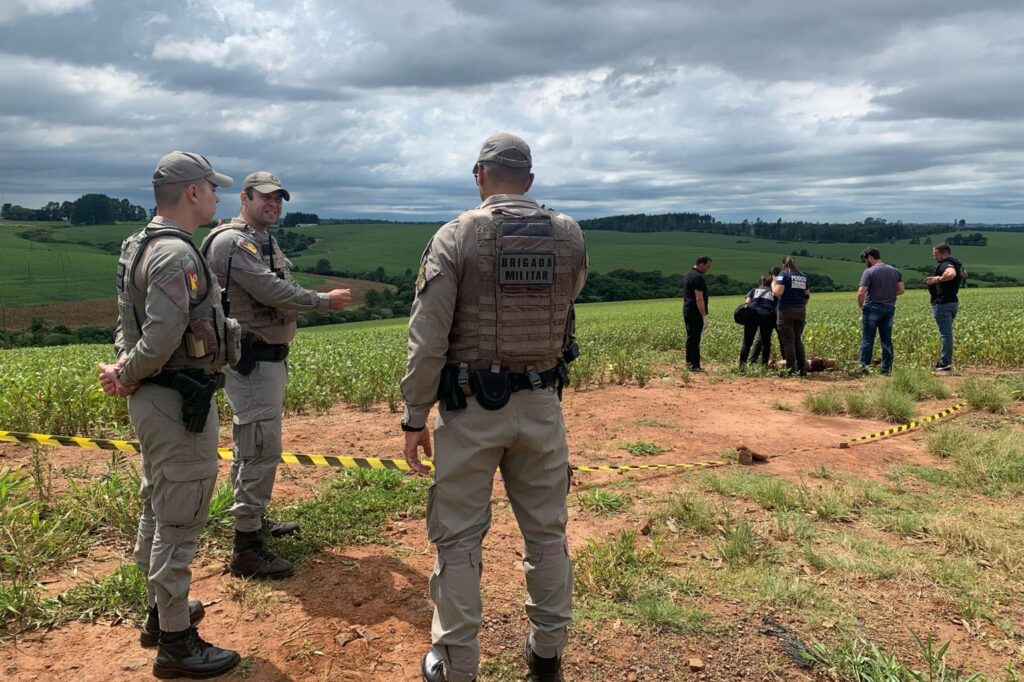 Na manhã desta segunda-feir, um cadáver foi encontrado por populares, na BR-153, estrada Transbrasiliana em Passo Fundo