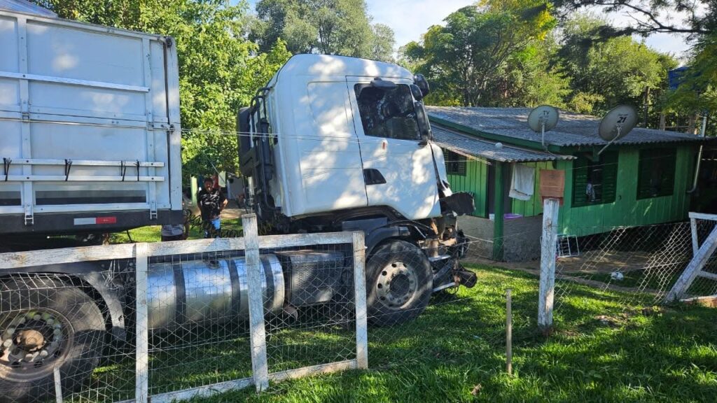 Carreta invade terreno e quase atropela moradora, após acidente