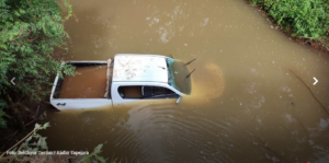 O condutor de uma Toyota Hilux foi socorrido após o veículo em que ele estava cair em um rio, no interior de Ibiaçá, nesta terça-feira