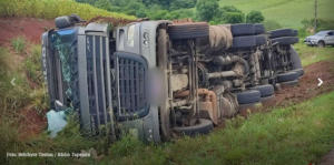 O condutor de uma carreta contêiner, natural de Joinvile-SC, ficou ferido em um acidente, na tarde desta quarta-feira (19), em Tapejara