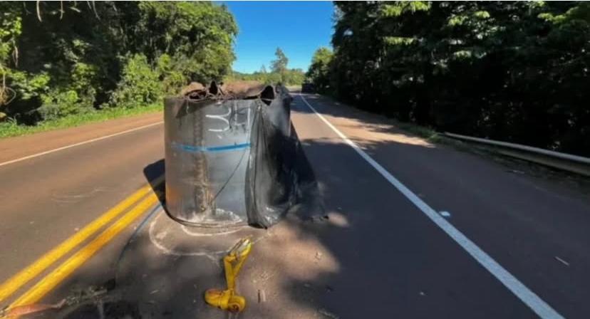 Bobina de aço se desprende de caminhão em Sarandi