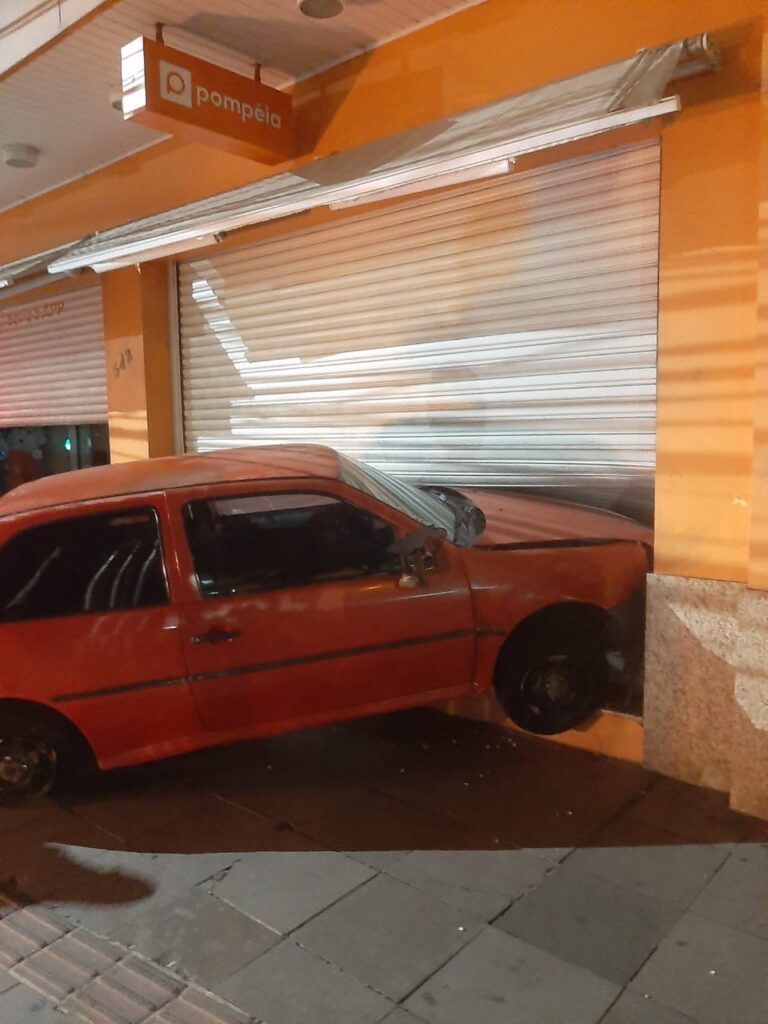 No início da madrugada deste sábado, um carro colidiu contra uma loja, localizada no centro de Passo Fundo, o condutor acabou fugindo