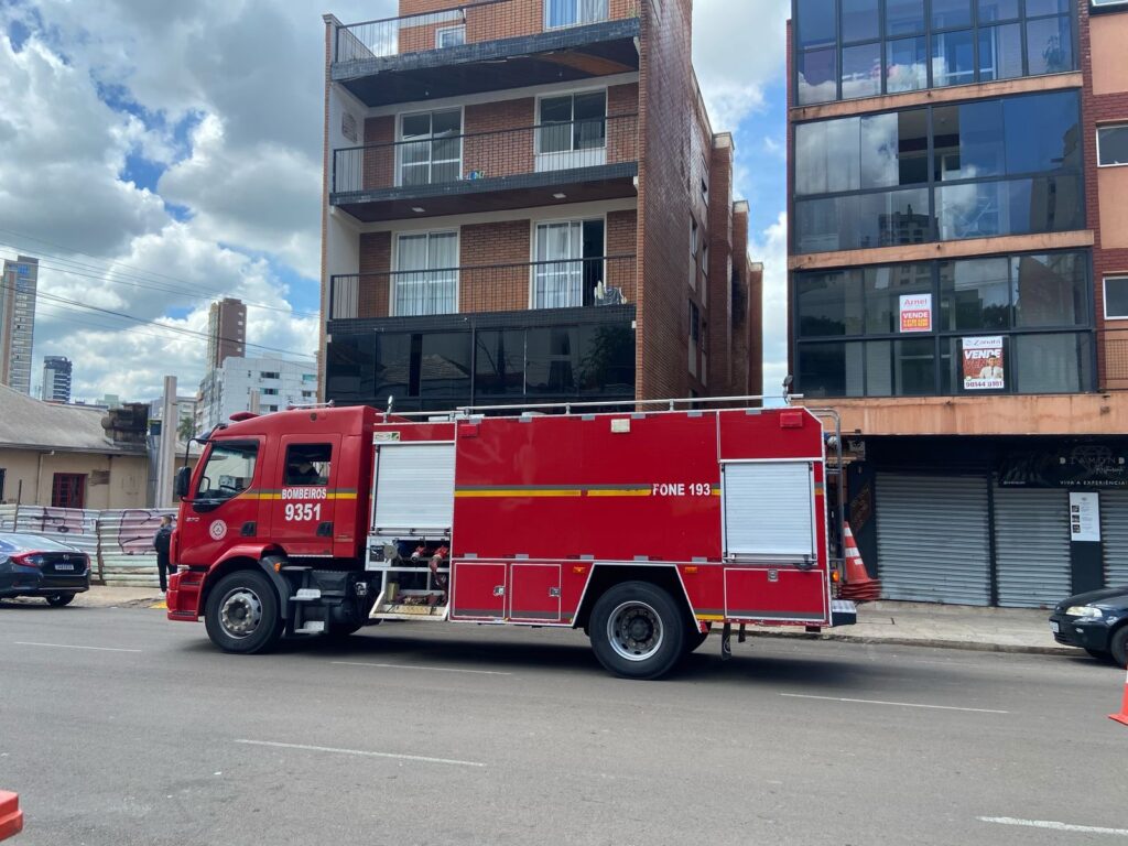 Bombeiros são acionados, após fumaça sair de apartamento no centro