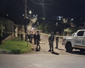 Na madrugada deste domingo (16), um homem foi executado a tiros em via pública, no bairro Dona Júlia em Passo Fundo