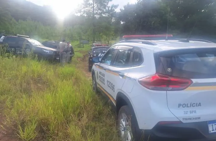 Na tarde desta sexta-feira (14), três suspeitos de assaltar uma joalheria em Parobé, morreram após um confronto com a Brigada Militar