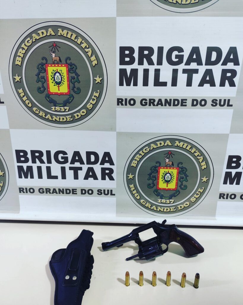 Força Tática da Brigada Militar, do 38º BPM, efetuou a prisão de um homem por porte ilegal de arma de fogo, no bairro São Lucas, em Carazinho