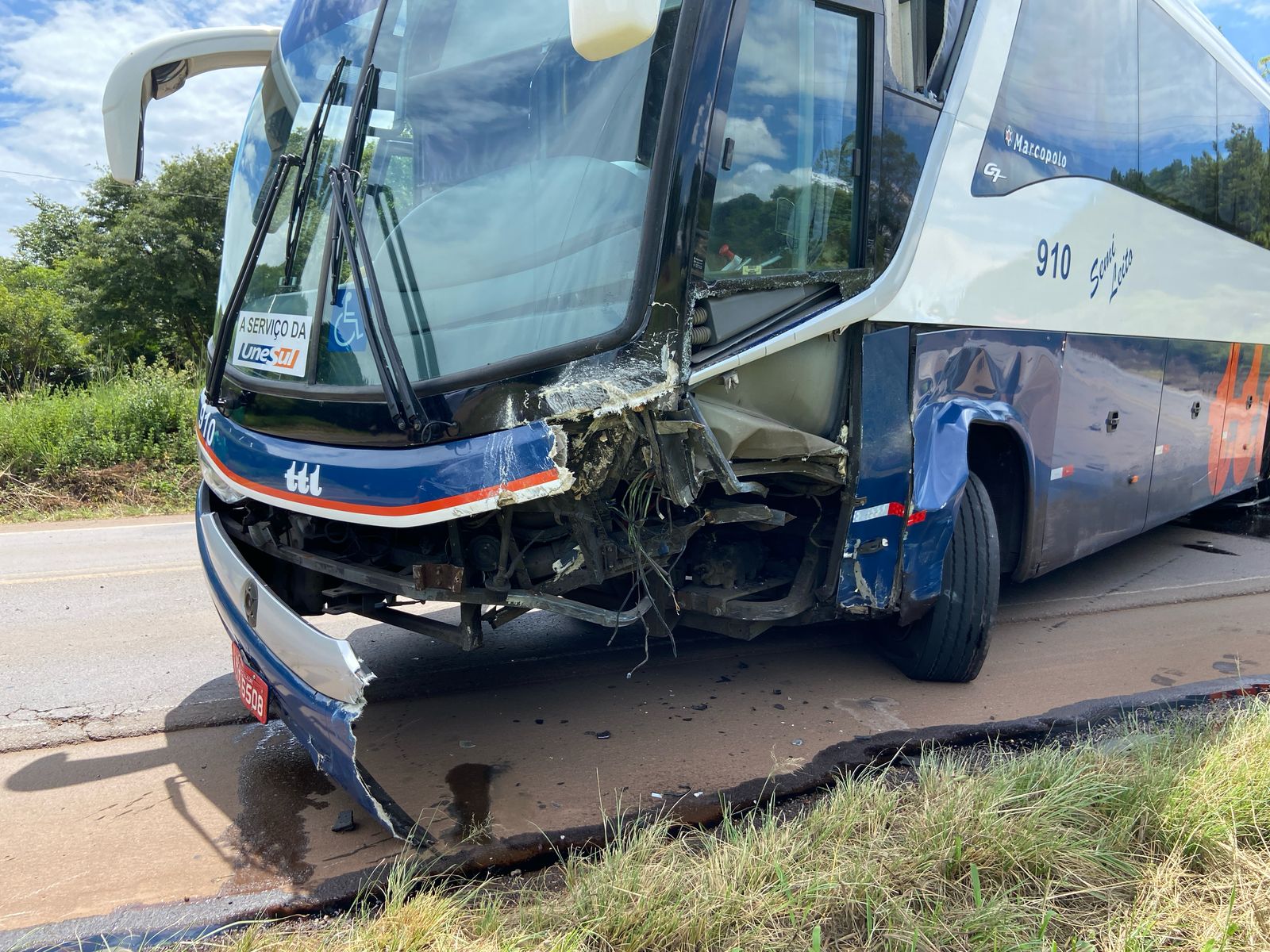 Na tarde desta quinta-feira (13), uma grave colisão frontal envolvendo um carro e um ônibus deixou a condutora do veículo de passeio ferida