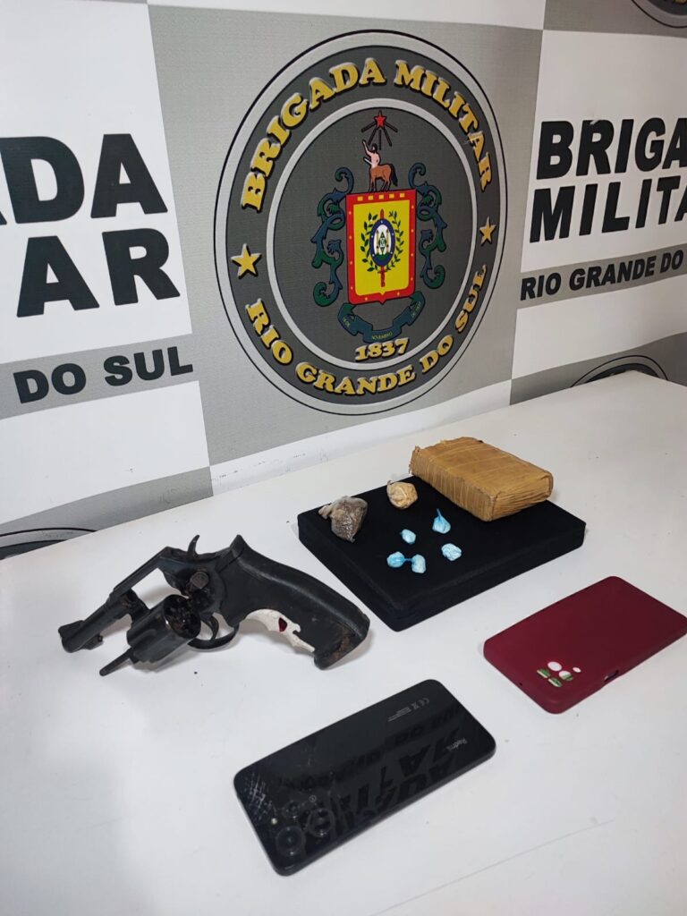 Após perseguição, dupla portando arma e drogas é presa pela Brigada Militar