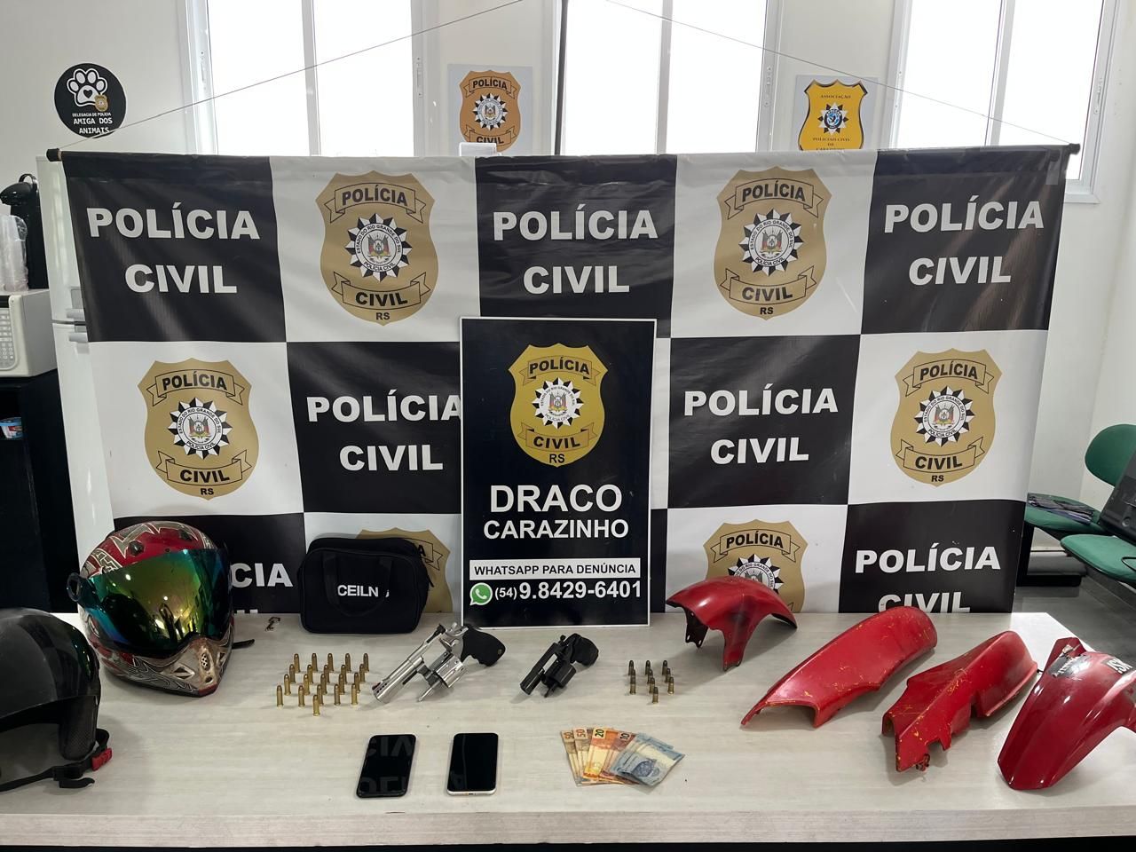 A (DRACO) de Carazinho realizou, nesta segunda-feira (24), uma operação no bairro Vila Rica, apreendeu armas e deteve um casal