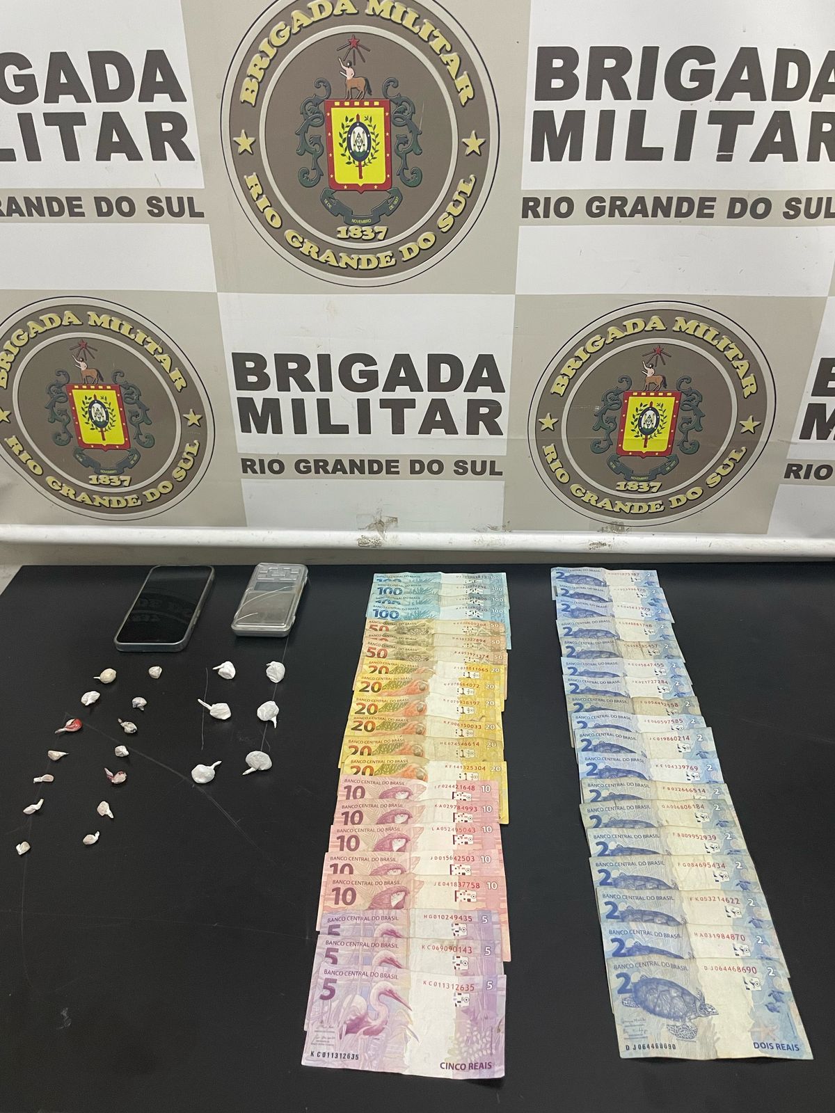 3º BPChq, prendeu um homem por tráfico de drogas na noite de sexta-feira (07), na Avenida Brasil Oeste, bairro Boqueirão, em Passo Fundo