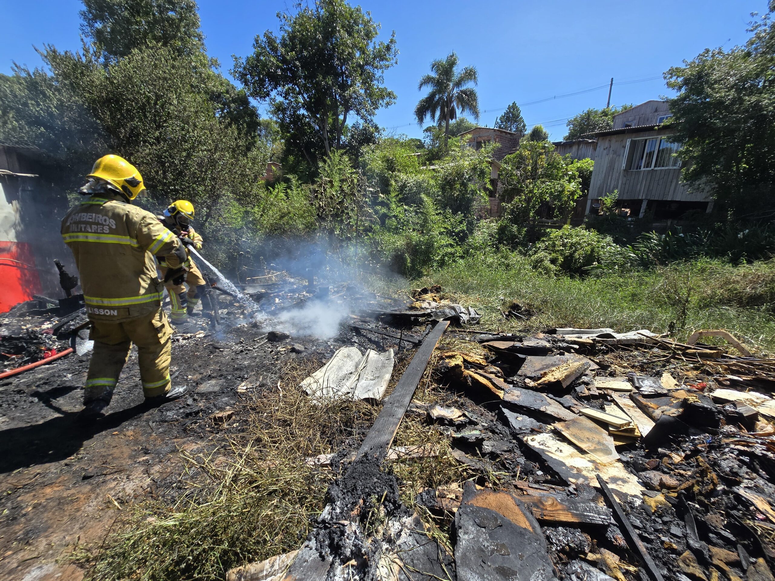 No final da manhã desta sexta-feira (21), o Corpo de Bombeiros foi acionado para atender um incêndio na rua Butiá, no bairro Integração