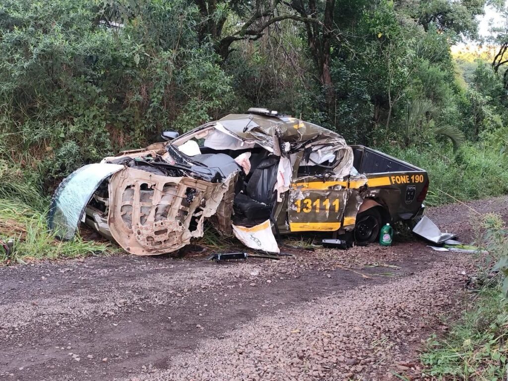 Grave acidente entre viatura da Brigada Militar e caminhão deixa dois feridos na ERS-135