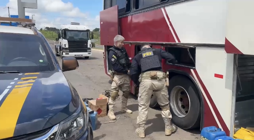 PRF apreende mercadorias contrabandeadas em fundo falso de ônibus em Carazinho