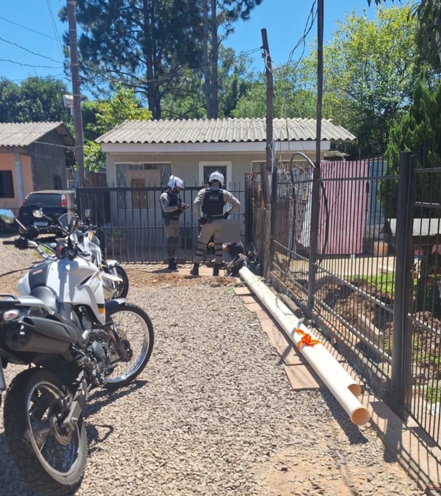 Durante a tarde desta terça-feira (04), a ROCAM, prendeu um homem que estava roubando materiais em uma construção na Santa Maria