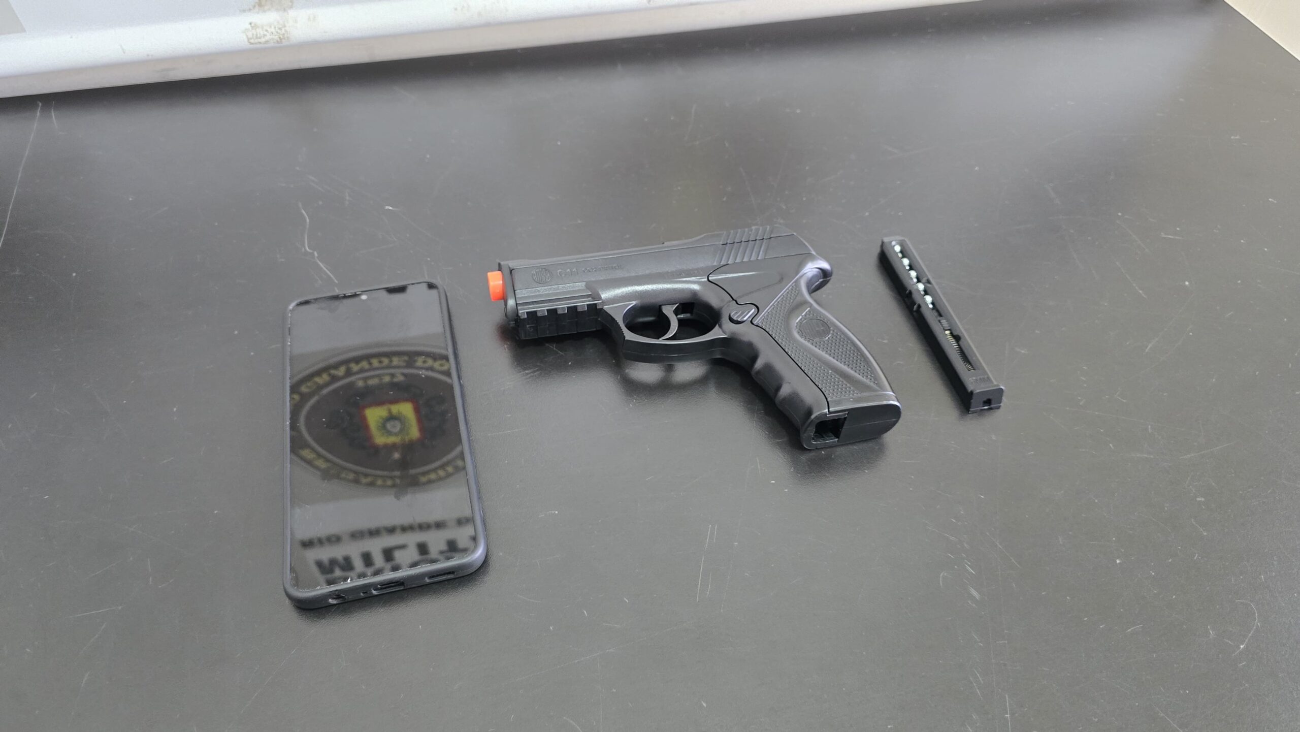 Na tarde desta segunda-feira (26), policiais da ROCAM abordaram um homem que caminhava pela via pública portando uma arma na cintura