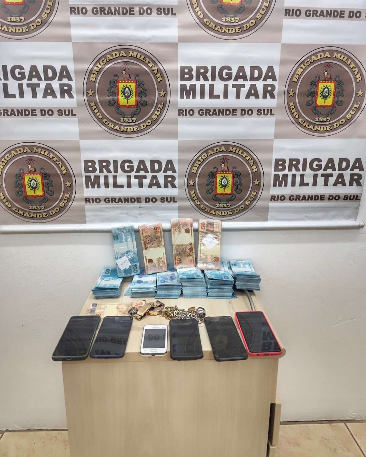 Na tarde de quinta-feira (01), policiais militares do 1º BRBM, através do Pelotão de Cruz Alta, prenderam um casal pelo crime de moeda falsa
