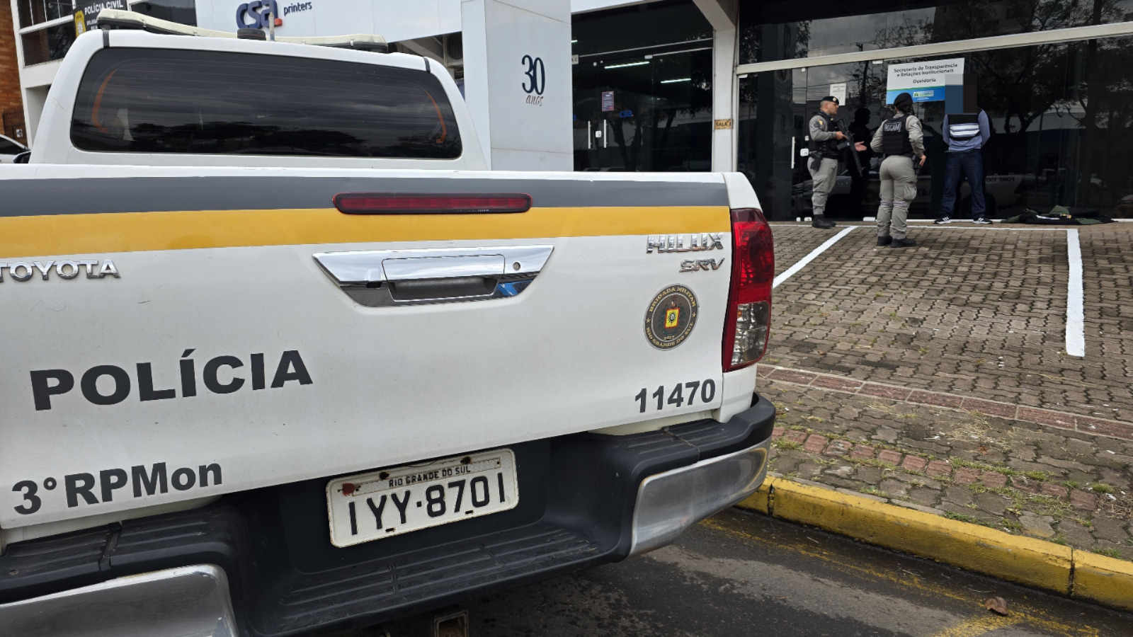 Na tarde desta segunda-feira (26), policiais da ROCAM abordaram um homem que caminhava pela via pública portando uma arma na cintura