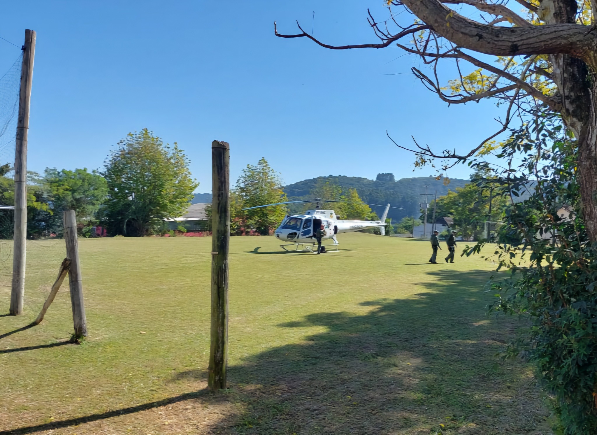 Buscas ao suspeito seguem intensas após atentato a Policial Militar em Arroio do Tigre Um atentado contra um Policial Militar mobilizou forças de segurança neste sábado (3). O policial, que reside no município e atua em Salto do Jacuí, foi alvo de uma tentativa de homicídio enquanto chegava em casa, dentro de seu veículo. Ele foi surpreendido por diversos disparos de arma de fogo, mas, por sorte, não foi atingido. De acordo com informações, o crime está relacionado a uma ocorrência registrada no ano passado, na qual um indivíduo com envolvimento em atividades criminosas acabou morto durante uma ação policial. Desde então, familiares desse indivíduo vinham ameaçando o policial. Na noite deste sábado, o principal suspeito — que também reside em Arroio do Tigre — teria ido até a casa do PM, o perseguido e, em seguida, efetuado os disparos. O veículo utilizado na ação, uma caminhonete Ford Ranger preta, foi localizado posteriormente na residência do suspeito. O comandante da Brigada Militar, 23° BPM, tenente Cristiano Marconatto, classificou o caso como gravíssimo e afirmou que todos os esforços estão sendo mobilizados para a captura do criminoso. “Temos um lema: mexeu com um, mexeu com 18 mil. Estamos unidos na busca deste indivíduo e só vamos parar quando ele for preso e responsabilizado”, declarou. O suspeito já foi identificado e segue foragido. A Brigada Militar continua com as diligências para efetuar a prisão o quanto antes. Fotos BM/Divulgação Redes Sociais