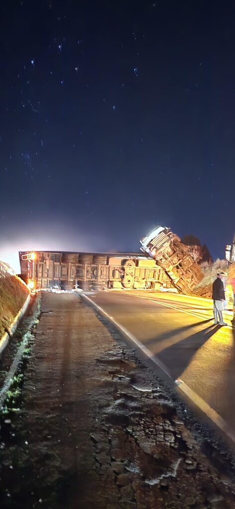 Na noite de quinta-feira (28), um acidente provocou o bloqueio total da BR-285, no km 370, entre Saldanha Marinho e Carazinho, a cerca de 5 km do trevo de Saldanha Marinho.