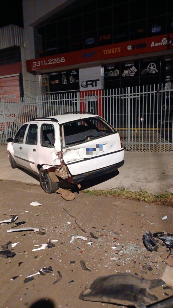 Veículo colide em outro estacionado