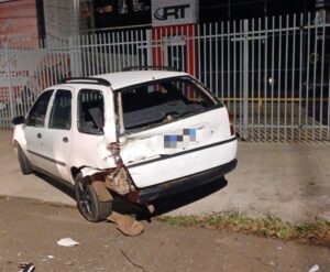 Veículo colide em outro estacionado