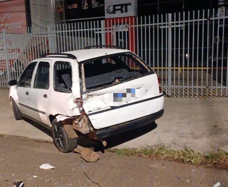 Veículo colide em outro estacionado