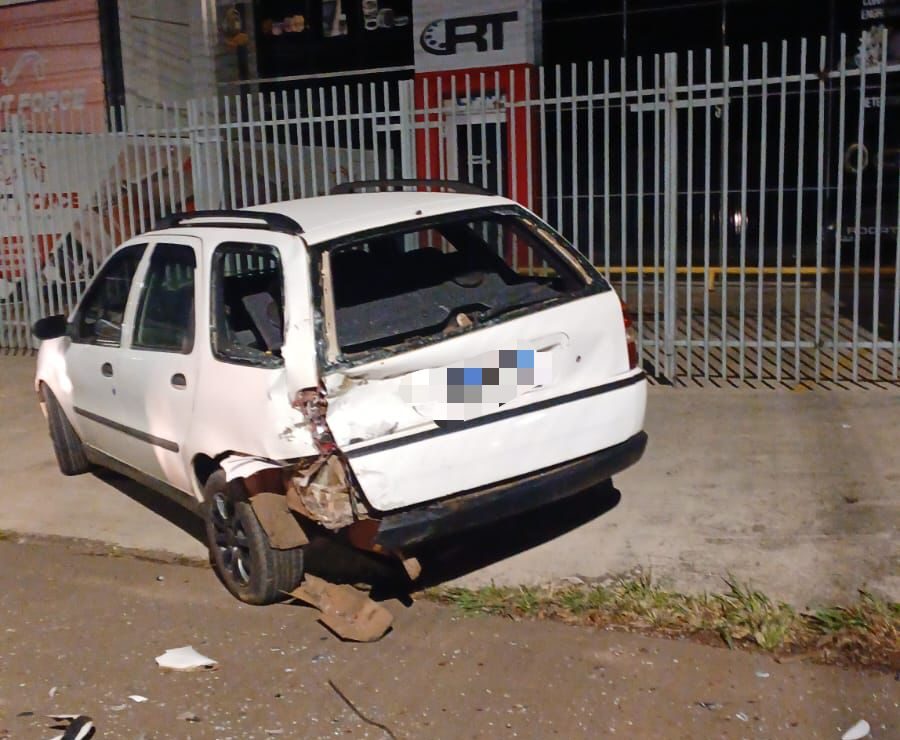 Veículo colide em outro estacionado