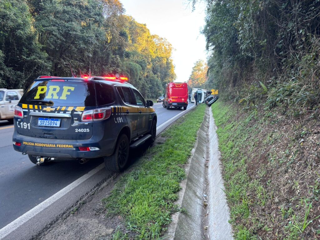 Jovem de 22 anos morre em colisão frontal entre carro e caminhão na BR-153, em Erechim