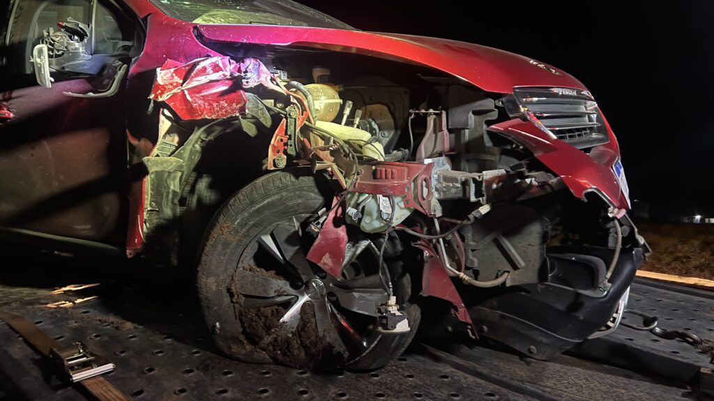 Carro de passeio colide contra implemento agrícola e deixa uma pessoa ferida na BR-285