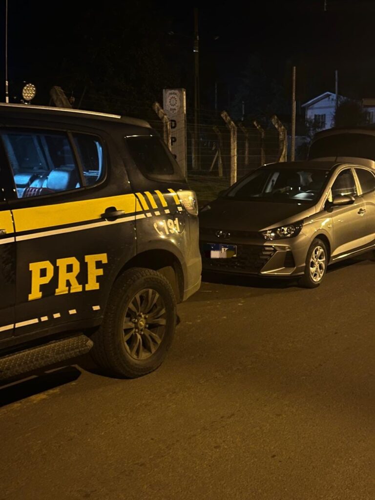 Dupla de Passo Fundo é presa pela PRF com documento falso e mandado de prisão em aberto na BR-285