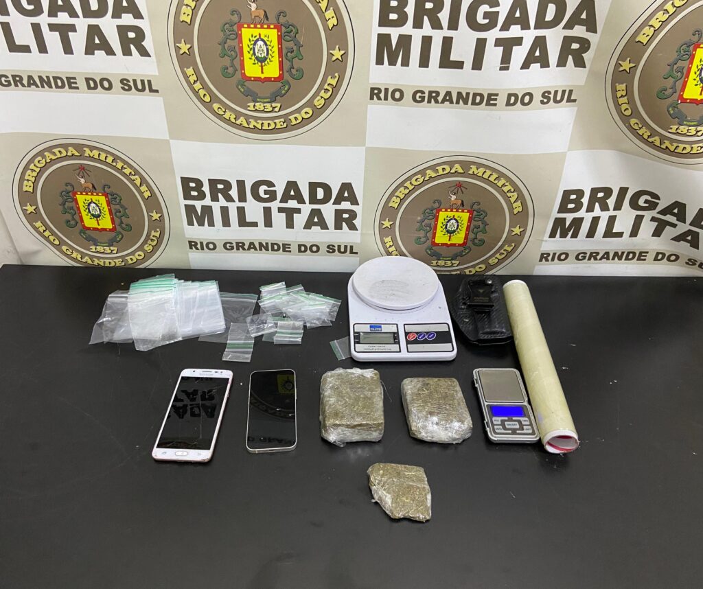 Entorpecentes, balanças e celulares são apreendidos em ação policial no bairro Brethier, em Passo Fundo