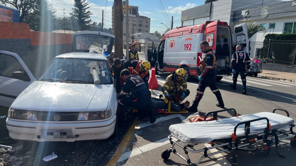 Condutor fica ferido e é desencarcerado após acidente em Passo Fundo