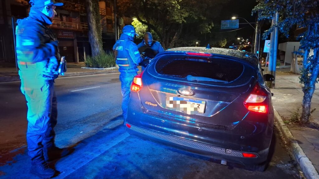 Operação Fim de Festa flagra motoristas embriagados e atende briga generalizada no Centro de Passo Fundo