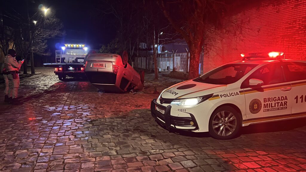 Carro é encontrado capotado no bairro Vera Cruz, em Passo Fundo; motorista não é localizado