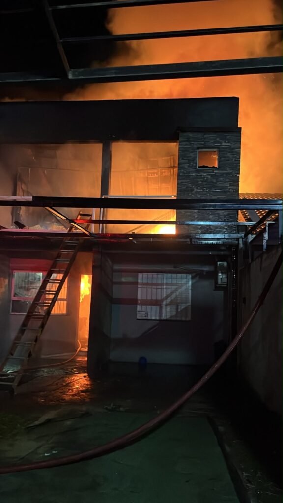 Incêndio destrói residência no bairro Integração em Passo Fundo