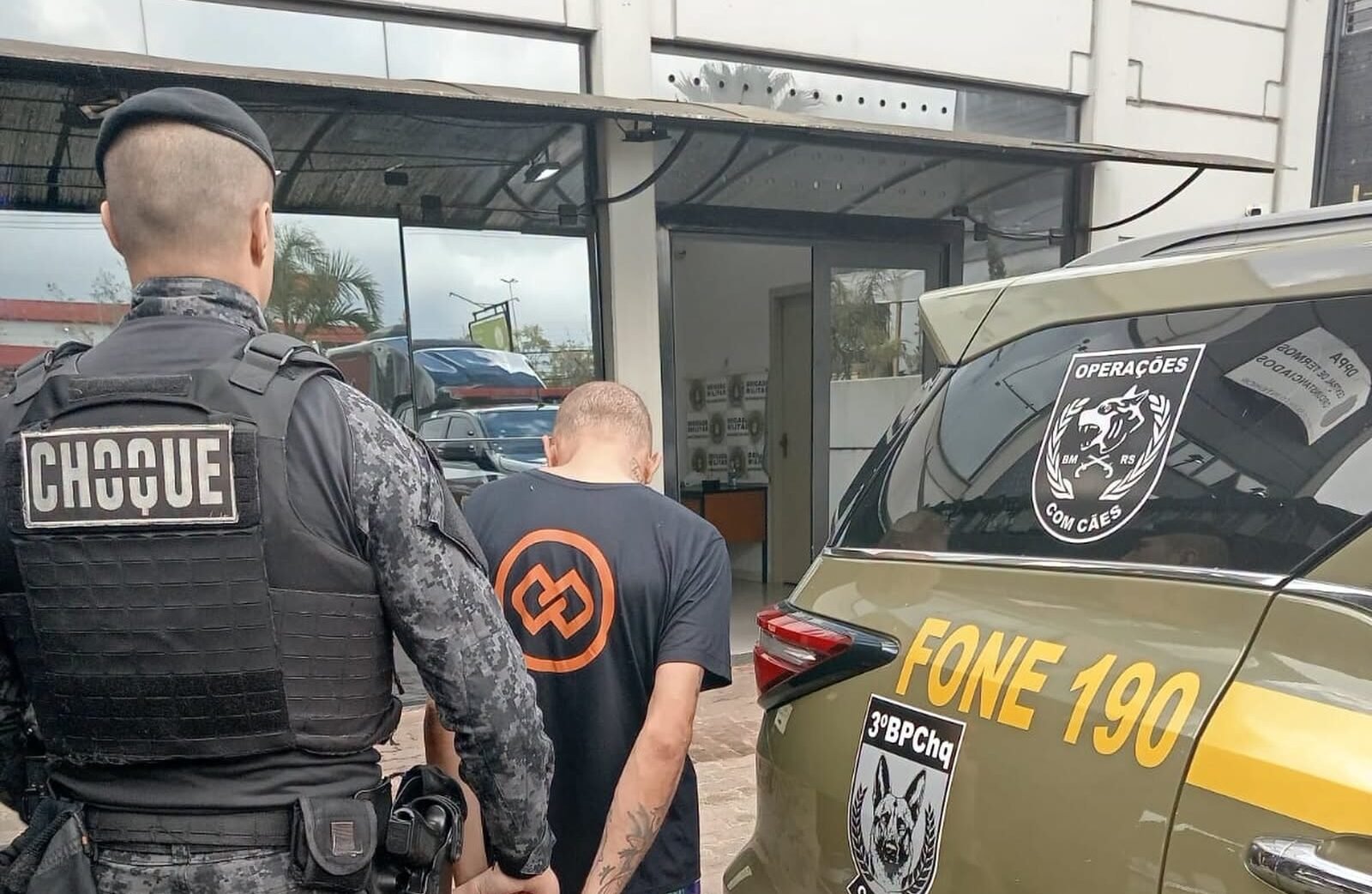 LADRÃO INVADE FARMÁCIA E ACABA PRESO