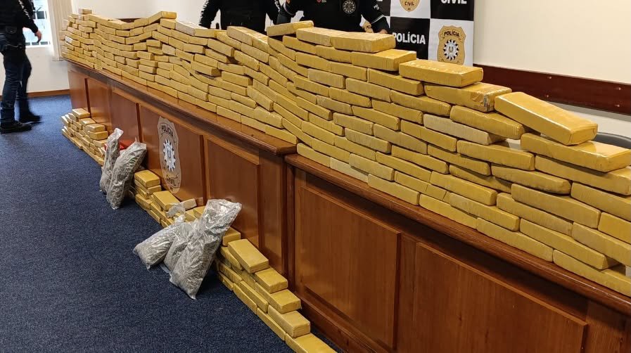 DUAS MULHERES SÃO PRESAS COM 244 KG DE DROGAS