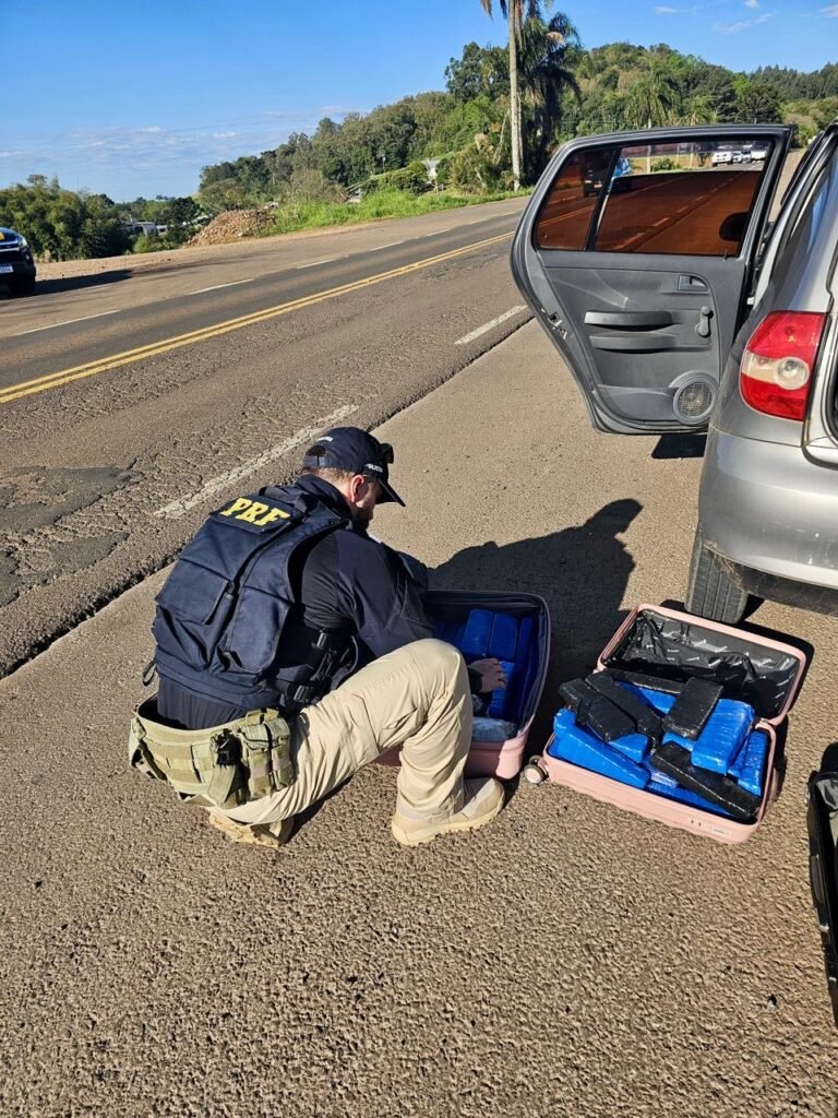 PRF APREENDE 25 KG DE DROGAS EM CARRO DE APLICATIVO