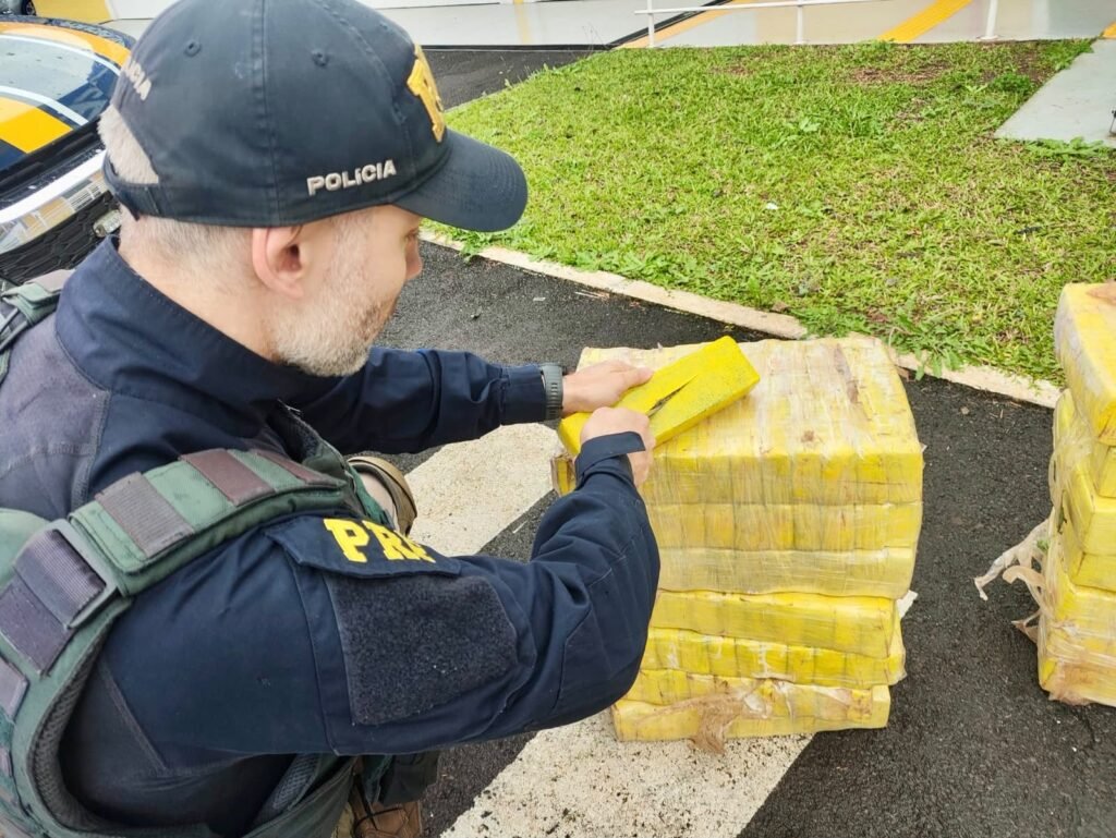 PRF apreende 207 quilos de maconha e prende quatro pessoas por tráfico na BR-285, em Passo Fundo