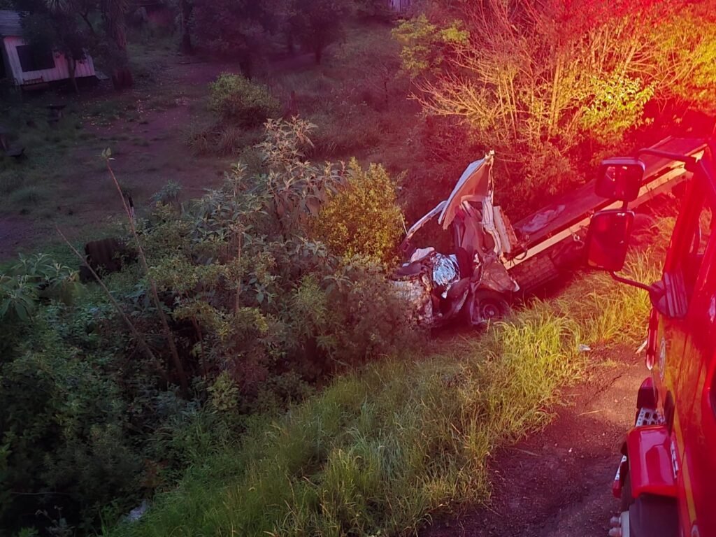Motorista morre após colisão frontal entre caminhão e ônibus na BR-285, em Carazinho