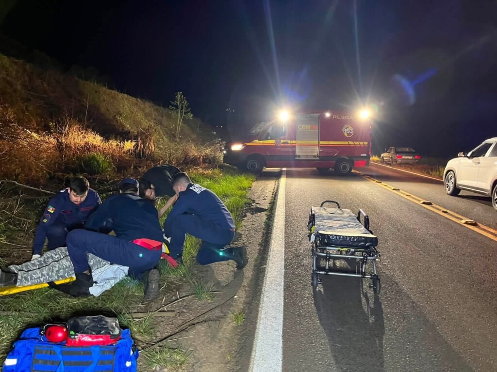 JOVEM FICA FERIDO APÓS MONTANA CAPOTAR EM BARRANCO